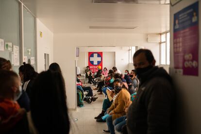 Pacientes en la sala de espera de un hospital en Soacha (Colombia), en 2021.