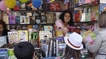 Dos niños en una caseta de la Feria del Libro de Madrid.