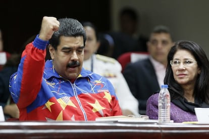 El presidente de Venezuela, Nicolás Maduro, junto a su esposa, Cilia Flóres, asisten a un foro en la Cumbre de los Pueblos, en Ciudad de Panamá, al finalizar la VII Cumbre de jefes de Estado y de Gobierno de las Américas.