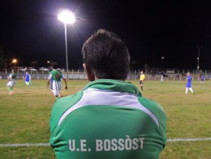 L'entrenador del Bossòst segueix l'evolució del partit.
