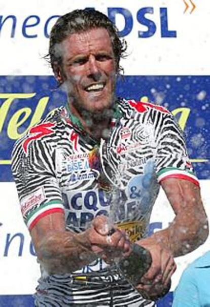 Cipollini festeja con champaña su victoria en la etapa de hoy de la Vuelta.