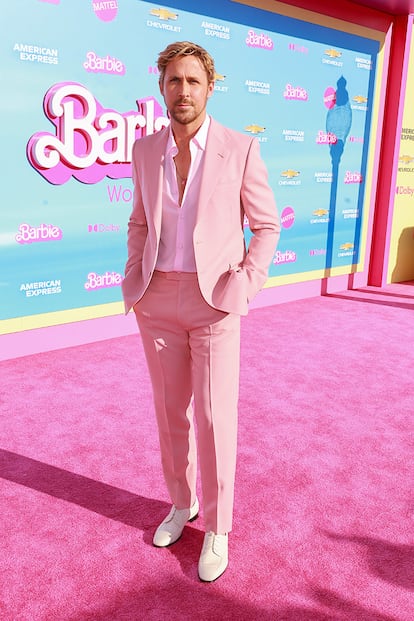 Gosling, quien se ha metido absolutamente en el papel de Ken ya desde el rodaje de la película y que ha bromeado constantemente sobre cómo el hecho de ser "solamente Ken" no hiere en absoluto su masculinidad, ha acudido a la gran cita en Los Ángeles vestido, por supuesto, de rosa, de Gucci.