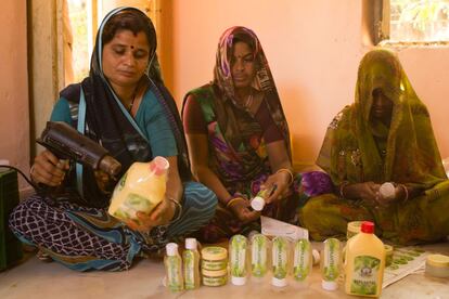 Kala Devi (izquierda) y otras nueve mujeres se benefician de la producción y venta de productos confeccionados con aloe vera como parte del proyecto.