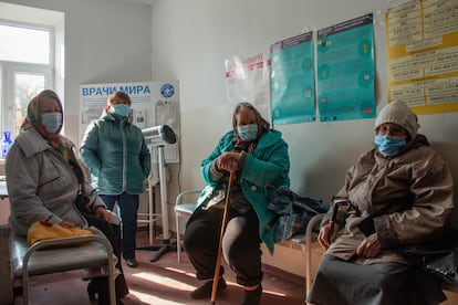 Unos ancianos esperan a ser atendidos en un hospital de Stanitsa Luhanska, en Ucrania.