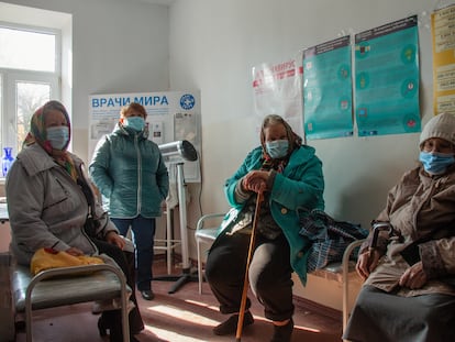 Unos ancianos esperan a ser atendidos en un hospital de Stanitsa Luhanska, en Ucrania.