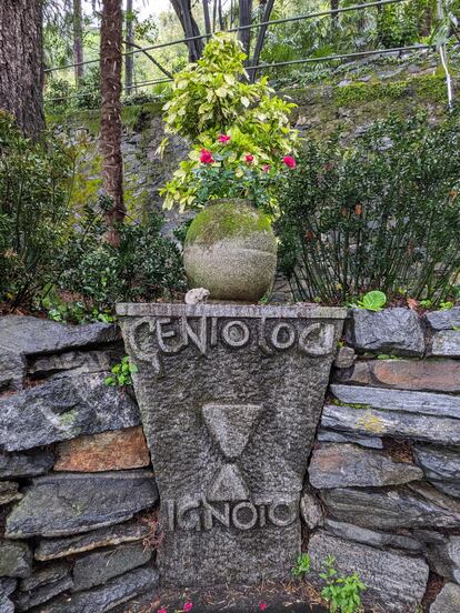 Pilar de piedra con el relieve de una serpiente esculpida y una inscripción: 'Genio Loci ignoto' (genio del lugar), en Casa Gabriela (Ascona).