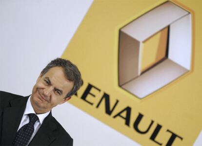 El presidente Zapatero, durante la rueda de prensa que ha ofercido hoy en la factoría de Renault en Valladolid.