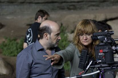 Isabel Coixet fa indicacions en un rodatge a l&#039;actor Javier C&aacute;mara.