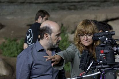 Isabel Coixet fa indicacions en un rodatge a l'actor Javier Cámara.