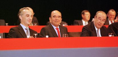 Ángel Corcóstegui, Emilio Botín y José María Amusátegui, en una junta de accionistas del BSCH poco después de la fusión.