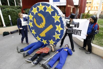 Protesta contra la reforma de la PAC ante la sede de la Comisión Europea, ayer en Madrid.