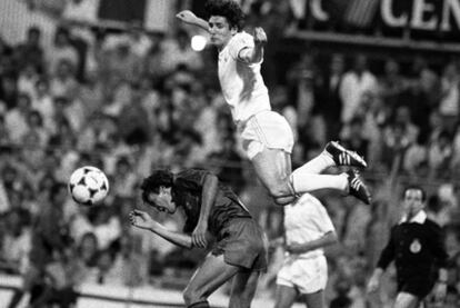 El delantero del Real Madrid Santillana vuela sobre Migueli en la final de Copa del Rey de 1983 entre Barcelona y Real Madrid en la Romareda de Zaragoza.