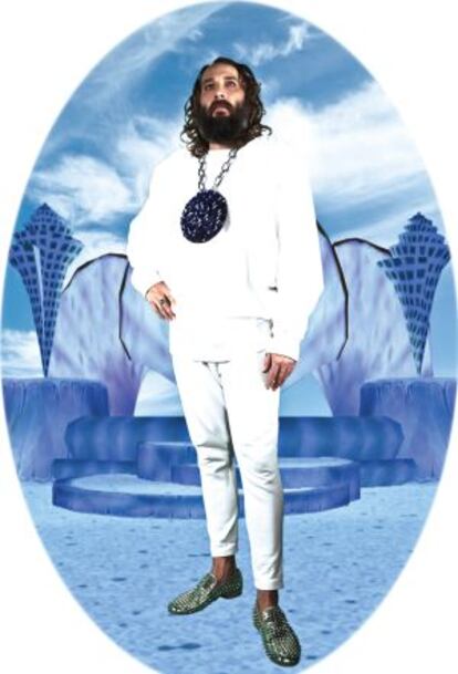 Sébastien Tellier vestido de gurú de su Alianza Azul.