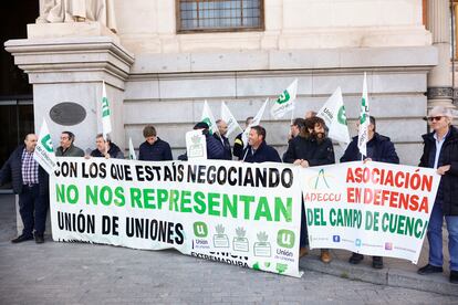 Concentración a las puertas del Ministerio de Agricultura este viernes en el marco de la reunión con el ministro de Agricultura, Pesca y Alimentación.