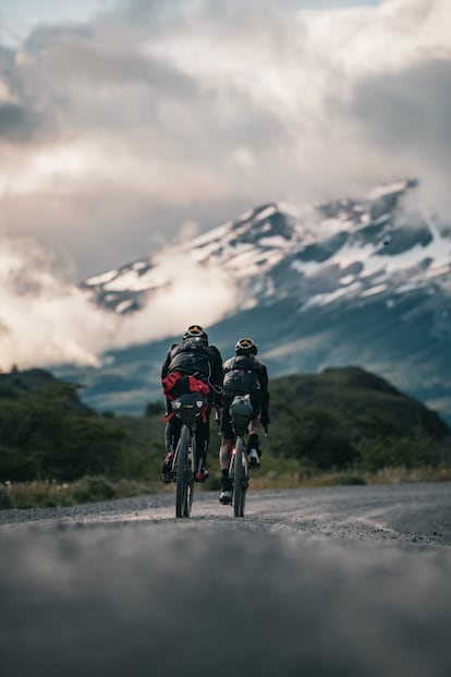 Dos participantes de la Across Andes, Patagonia Chilena. 