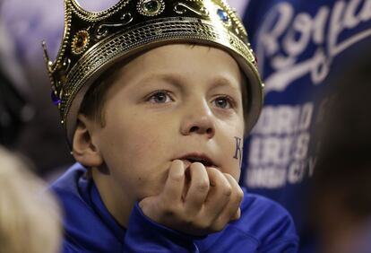 Un ni?o atento a una jugada durante el partido de bisbol disputado entre el Kansas City Royals y los San Francisco Giants en Kansas City, Misuri, EE UU.