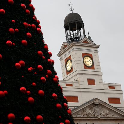FOTODELDÍA MADRID, 19/12/2024.- El Reloj de la Puerta del Sol, que el día 31 dará las campanadas de Nochevieja, tras la puesta apunto que le han realizando para que marque con total precisión el cambio de año. EFE/ Mariscal