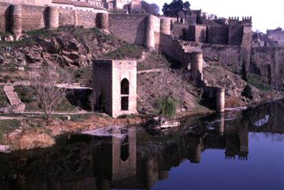 El río Tajo, a su paso ante las murallas de Toledo.