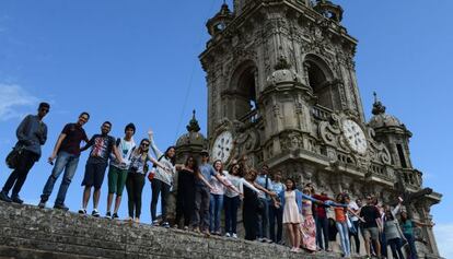 Los jóvenes peregrinos, en los tejados de la catedral de Santiago