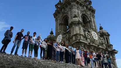 Os jovens peregrinos, no telhado da catedral de Santiago.