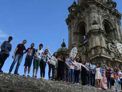 Os jovens peregrinos, no telhado da catedral de Santiago.