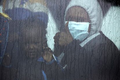 Un inmigrante muestra su alegra tras llegar a las costas de Sicilia (Italia) junto a su hijo.