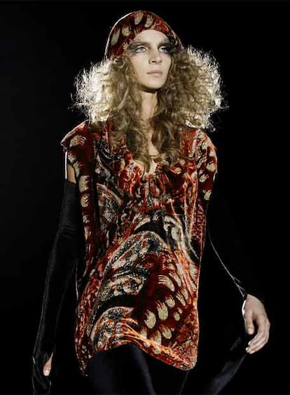 La diseñadora propone en su nueva colección a una mujer que más que prendas de ropa, viste objetos fetiche hechos con piel y estampados de terciopelo de colores ambarinos, así como plumajes de pájaros.