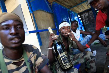 Las nuevas fuerzas republicanas celebran su victoria con una botella de champán requisada en la casa de Laurent Gbagbo.