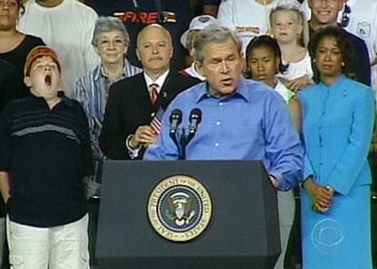 Un momento del vídeo donde un niño no para de bostezar mientras escucha el discurso de George W. Bush.