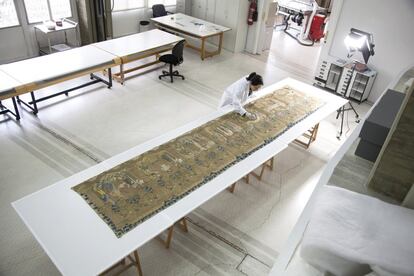 Una restauradora trabaja sobre un tapiz del siglo XV del Museo Diocesano de Córdoba.