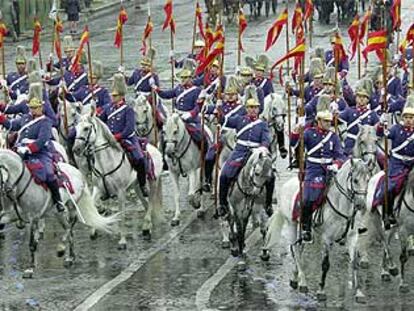 La Guardia Real española desfila por los Campos Elíseos el 4 de julio de 2001.