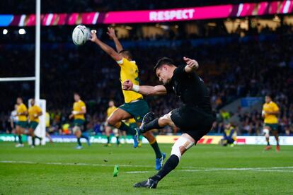 Dan Carter patea la pelota durante la final ante Australia.