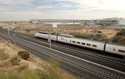 El AVE a su paso por el aeropuerto.