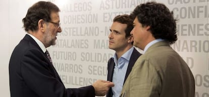 El presidente del Gobierno, Mariano Rajoy, que conversa con el vicesecretario de Comunicaci&oacute;n, Pablo Casado, y el futuro director de campa&ntilde;a para las elecciones generales, Jorge Moragas.