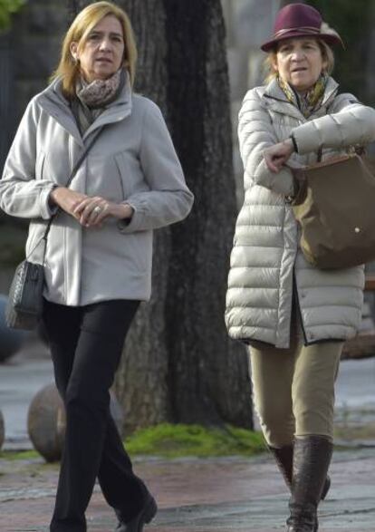 Las infantaas Elena y Cristina, en Vitoria el pasado 29 de diciembre.