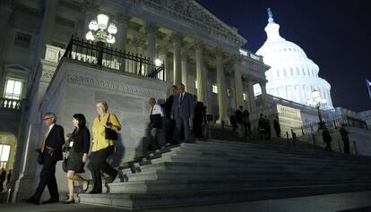 Los congresistas abandonan el Capitolio tras la votaci&oacute;n.