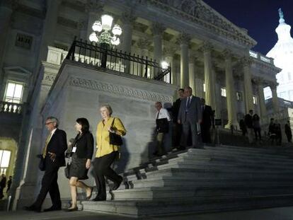 Los congresistas abandonan el Capitolio tras la votaci&oacute;n.