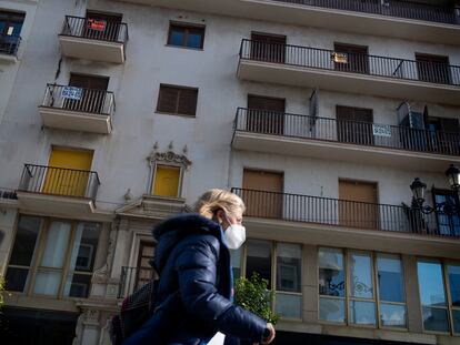 Una mujer pasa ante un edificio con varios anuncios de vivienda, el pasado noviembre en Sevilla.