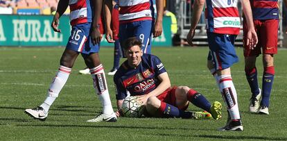 Messi cae al suelo después de recibir una entrada.