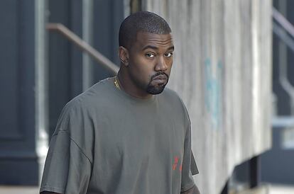 Kanye West cazado por los paparazzi paseando por Tribeca (Nueva York).