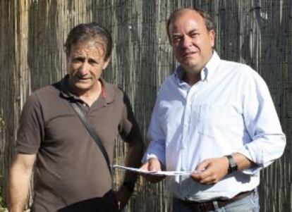 Pedro escobar (izquierda) y José Antonio Monago, tras la reunión que mantuvieron el 15 de junio.