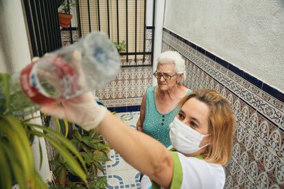 Beatriz Ramírez (izquierda), junto a Mariana Divols, auxiliar del Servicio de Ayuda a Domicilio, en Carboneros (Jaén).