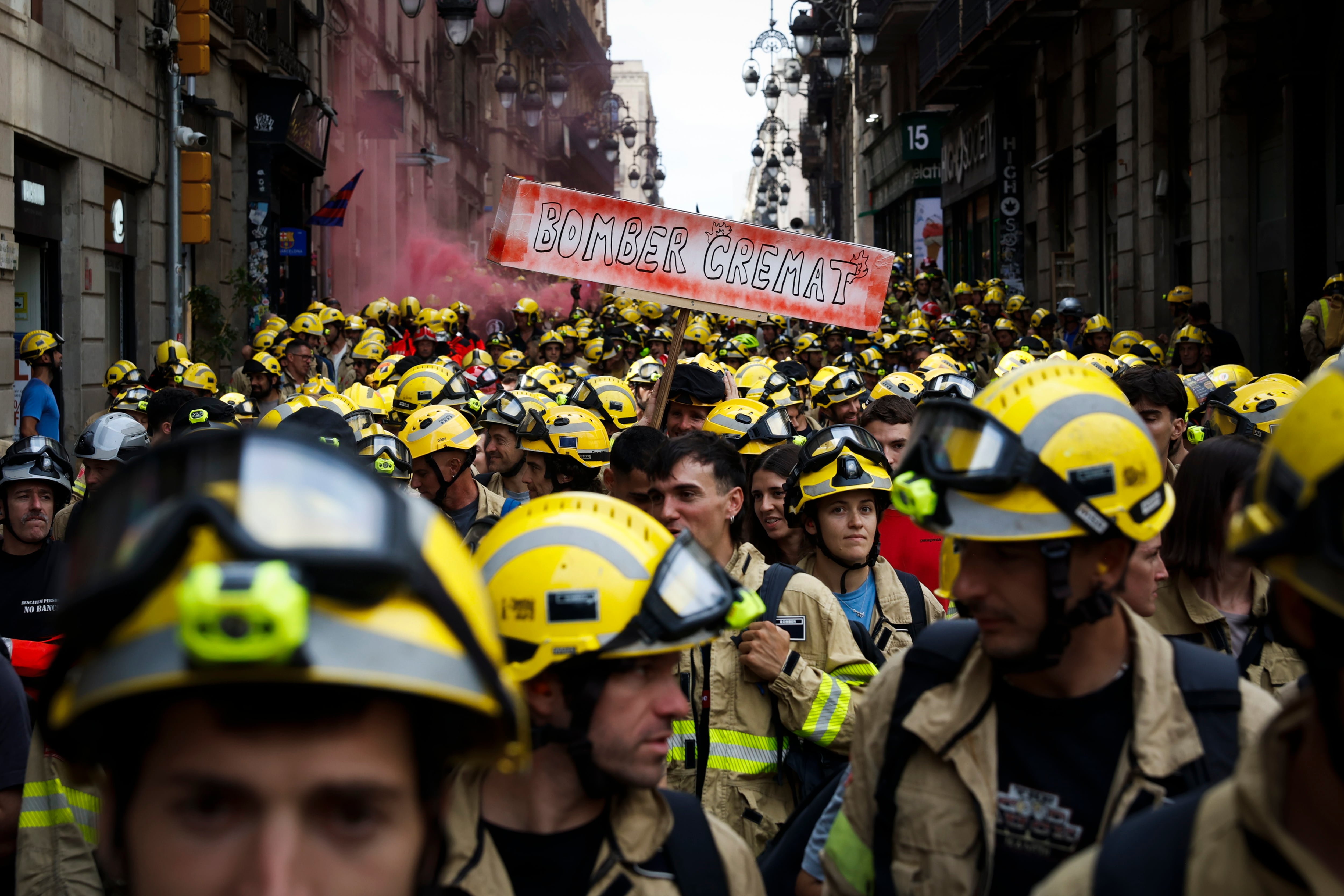Protestas de los bomberos de la Generalitat, a su llegada a la plaza Sant Jaume de Barcelona.