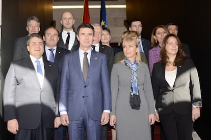 El ministro de Industria (centro) con varios ministros de Industria europeos. 