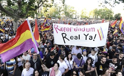 Miles de manifestantes piden en Valencia un refer&eacute;ndum para votar por la rep&uacute;blica. 