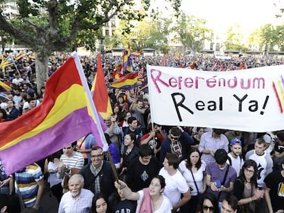 Miles de manifestantes piden en Valencia un refer&eacute;ndum para votar por la rep&uacute;blica. 