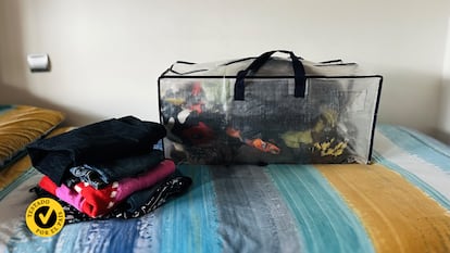Una Bolsas para guardar la ropa sobre una cama