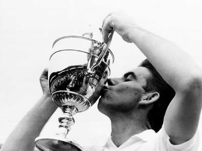 Manolo Santana besa el trofeo de Wimbledon que ganó en 1966 al estadounidense Dennis Ralston.