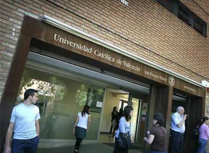 Alumnos de la Católica, a la entrada del antiguo convento donde tiene la biblioteca.