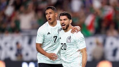 Luis Romo y Henry Martín celebran el primer gol de México frente a Haití en la Copa Oro.